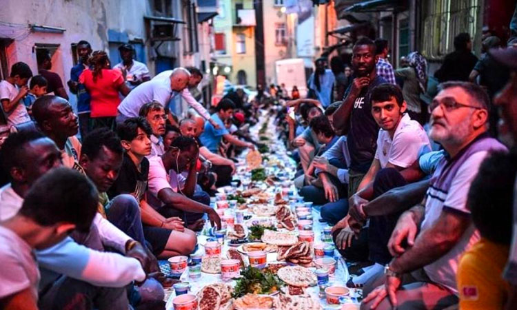 Le Repas Du Ramadan à Istanbul